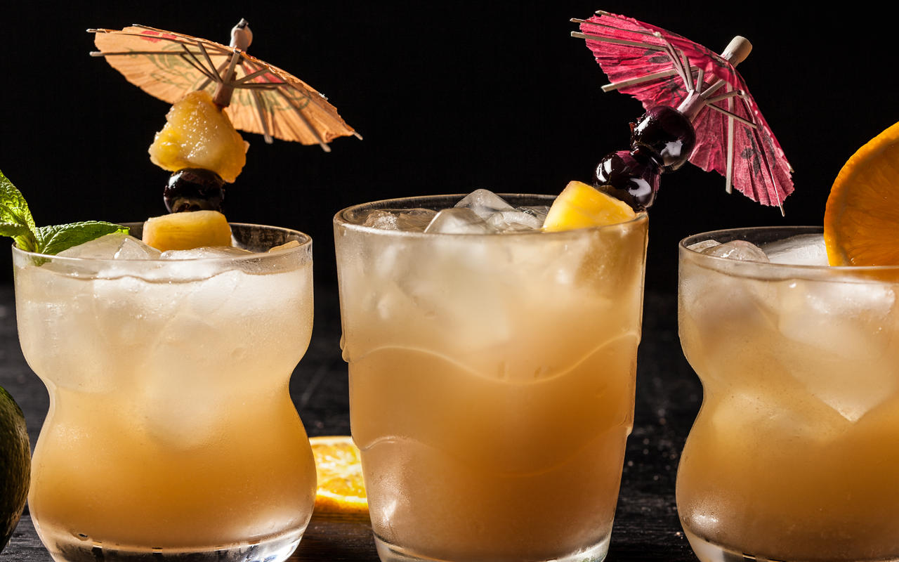 Baarimestareiden salaisuudet kevyiden ja luovien cocktailien luomiseen vuodenvaihteen juhliin