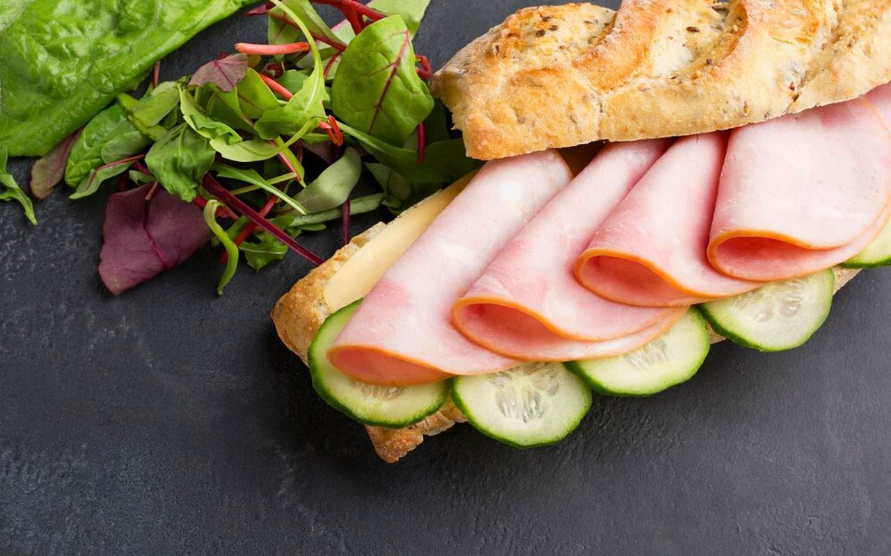 Ei ylhäältä eikä alhaalta: yksinkertainen lihakauppiaiden temppu, jonka avulla voit määrittää, mistä kohdasta kinkun leikkaaminen kannattaa aloittaa.