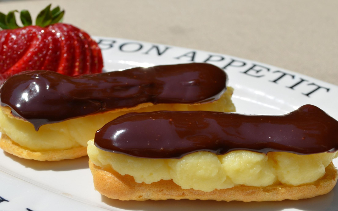 Tällaisen herkullisuuden voi jopa lahjoittaa kauniissa laatikossa! Klassiset eklerit herkullisella kahvikreemillä