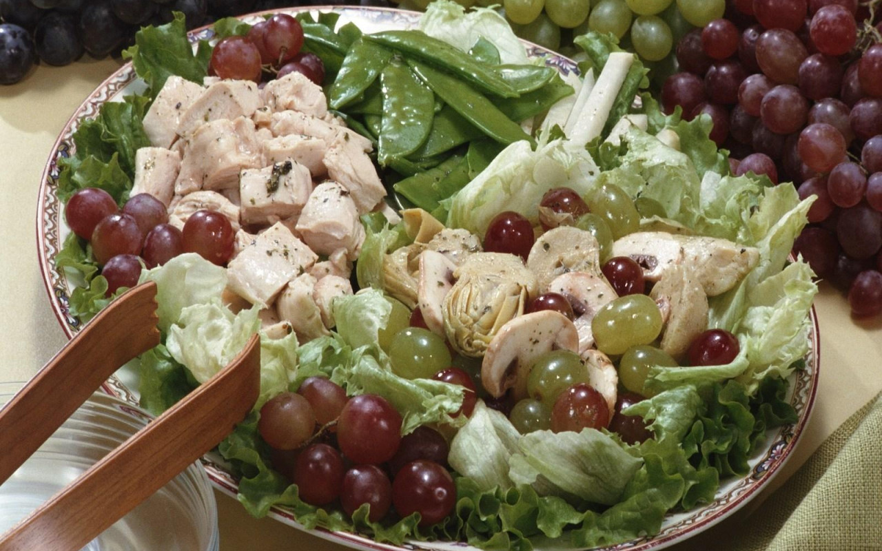 Lisään rapeita kuutioita kiinankaalisalaattiini. Tämä salaatti katoaa lautaselta nopeammin kuin illallinen.