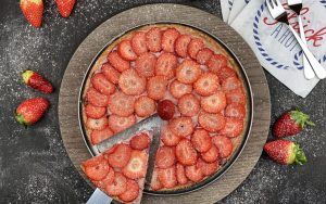 Kermalla ja gelatiinilla täytetty mansikkapiirakka: raikas ja makea resepti.