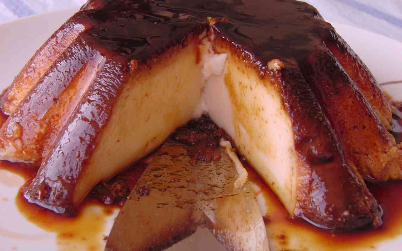 Kookosflan: klassinen jälkiruoka trooppisella aromilla