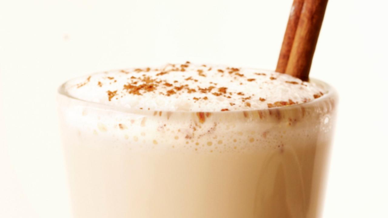 Kuuma isoäiti: tämä kuuma maito munakastikkeella tuo kotiisi kermaisen nautinnon, aivan kuin joulumarkkinoilla.