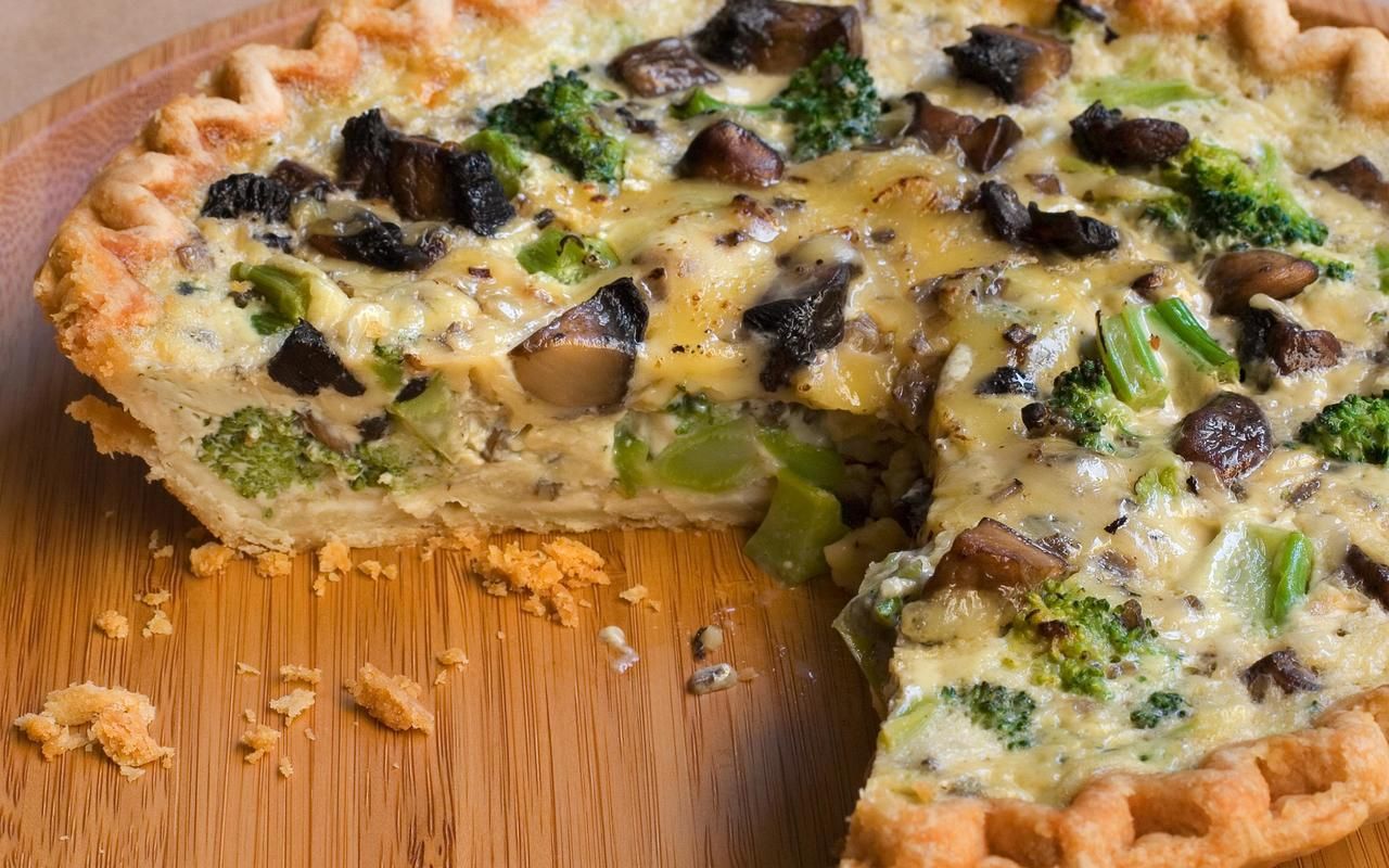 Tämä kasvistähtipiirakka voidaan valmistaa mistä tahansa jääkaapissa olevista aineksista. Se sopii erinomaisesti nopeaksi ja terveelliseksi illalliseksi.