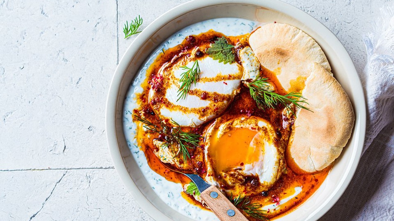 Mitä ovat turkkilaiset munat: yksinkertainen ja kermainen resepti, joka yllättää kaikki uudenvuoden juhlissa.