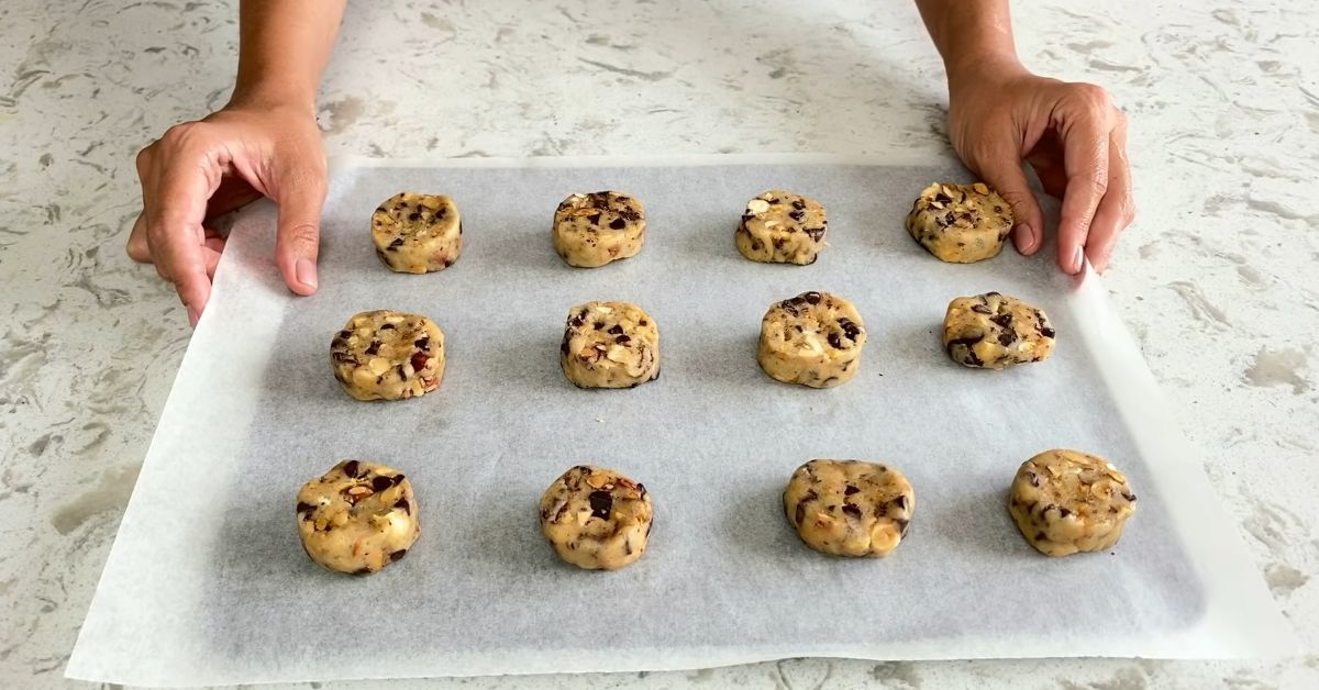 Pähkinäsuukot: kuinka valmistaa täydelliset suomalaiset keksit jälkiruoaksi