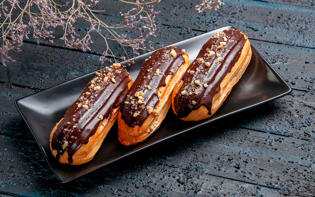 Tällaisen herkullisuuden voi jopa lahjoittaa kauniissa laatikossa! Klassiset eklerit herkullisella kahvikreemillä