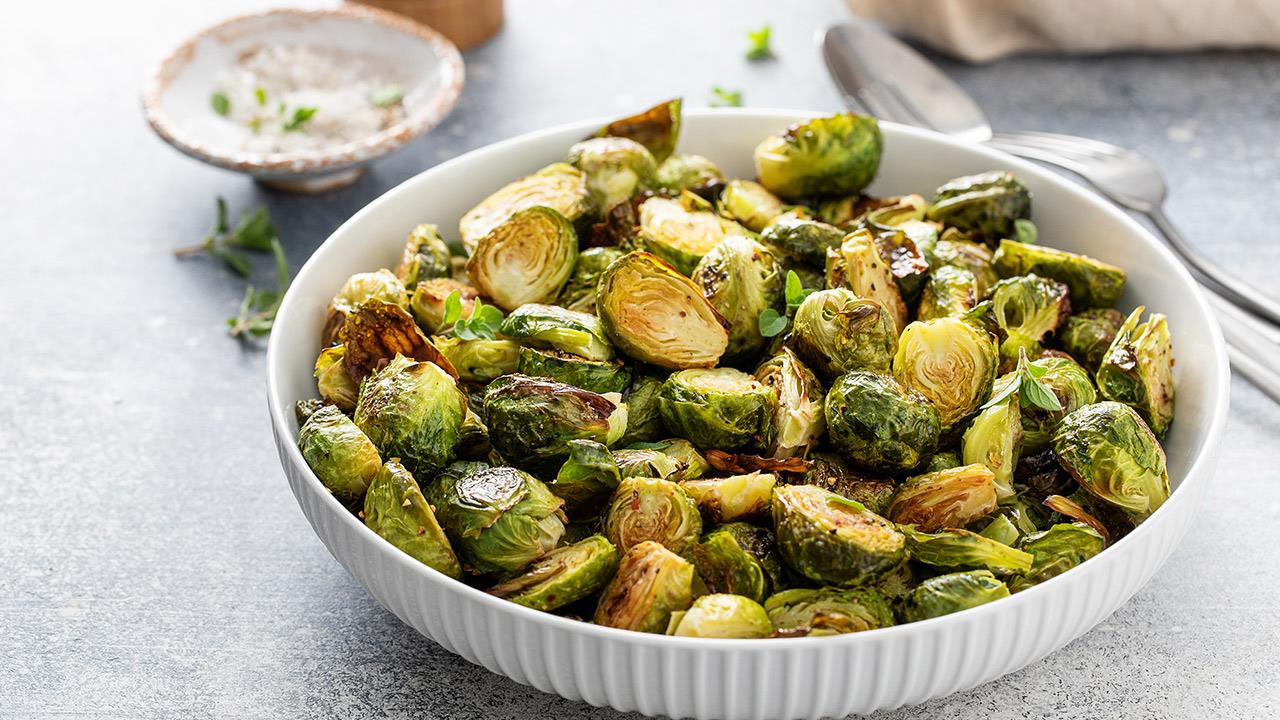 Paistettu ruusukaali pekonilla ja sinappikastikkeella: täyttävä herkku.