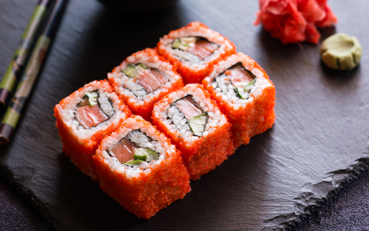 Kuinka valmistaa käsirullia kotona: helpoin resepti kotisushille aloittelijoille