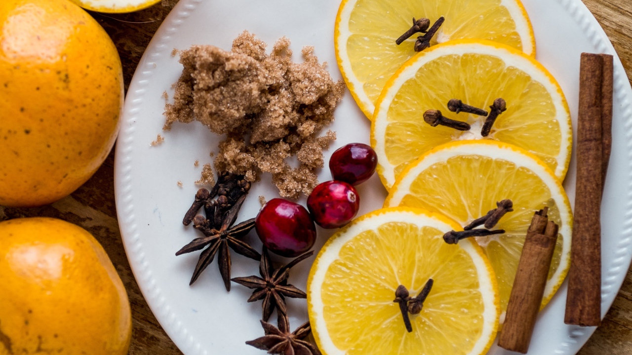 Oranssin kuoren keittäminen kanelilla: miksi se on suositeltavaa ja mihin se on hyödyllistä.