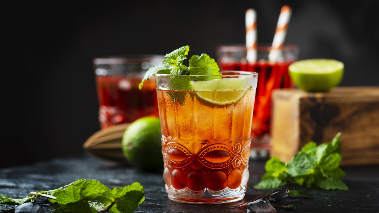 Alkoholittomat cocktailit ja tee: alkoholittomien juomien trendi on kasvattamassa suosiotaan nuorten keskuudessa ja cocktailkulttuurissa.