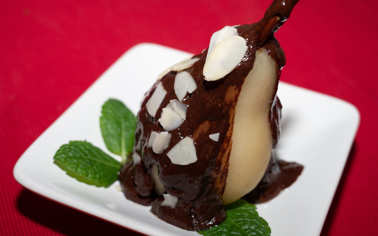 Päärynät, haudutettu punaviinissä mausteiden kanssa: hienostunut jouluinen jälkiruoka, josta tulet varmasti pitämään