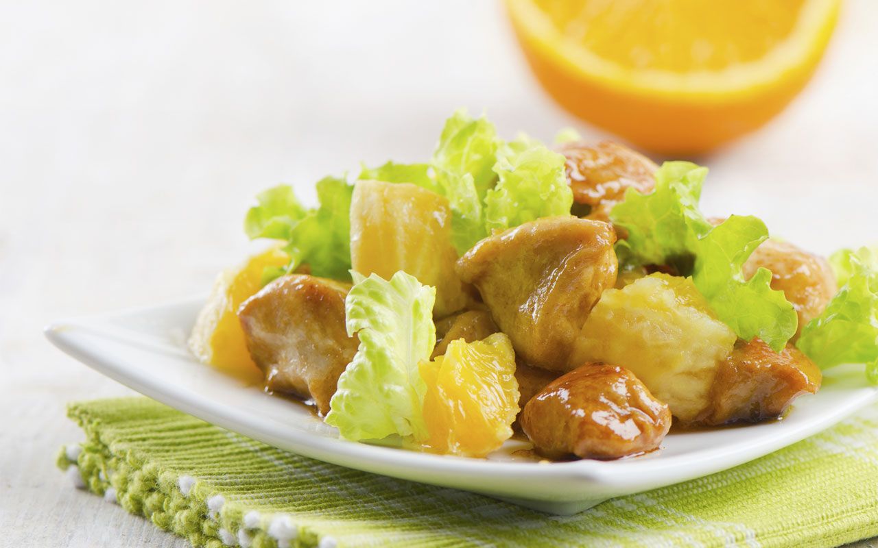 Lisään rapeita kuutioita kiinankaalisalaattiini. Tämä salaatti katoaa lautaselta nopeammin kuin illallinen.