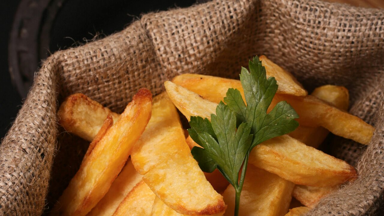 Salaisuus ei ole etikka: juuri sen ansiosta perunat tulevat pehmeiksi ja rapeiksi.