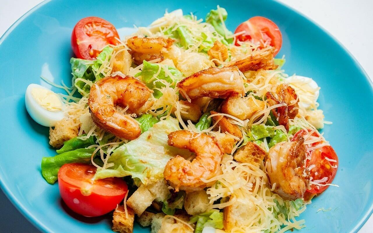 Hevosen ilo -salaatti on uudenvuoden pöydän näyttävin ruokalaji – Vuoden emäntä hyväksyy: koko vuosi 2026 on kultaa