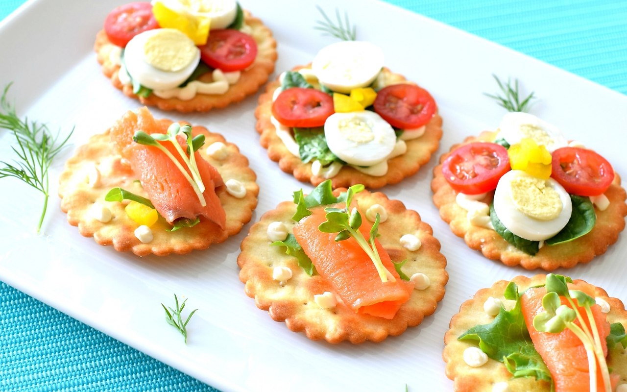 Kuusi hyödyllistä ja helppoa valmistaa jouluista kanapeeta, jotka tuovat eleganssia pöytäänne.