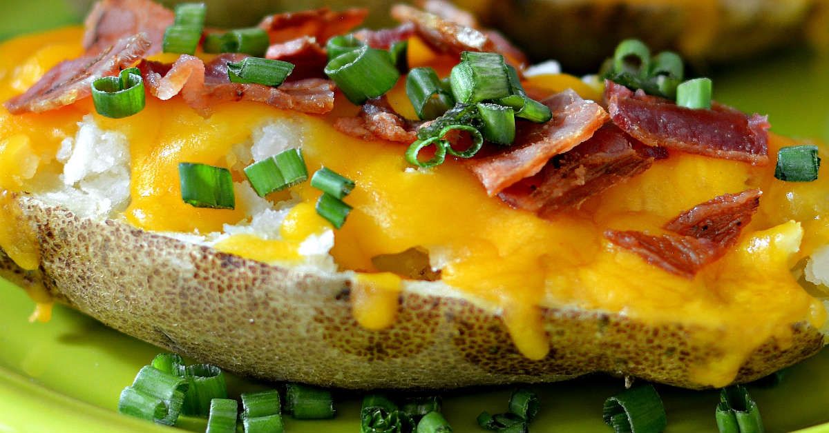 Täytän perunat vain kahdella yksinkertaisella ainesosalla. Tämä on minun kokeiltu tapa valmistaa loputon illallinen.