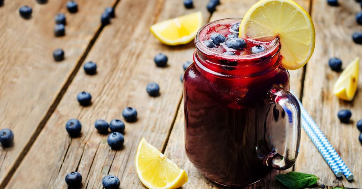 Kuinka valmistaa antioksidanttirikas mustikkacocktail ”Mimosa” kuutioina, joka sopii täydellisesti tähän jouluun.