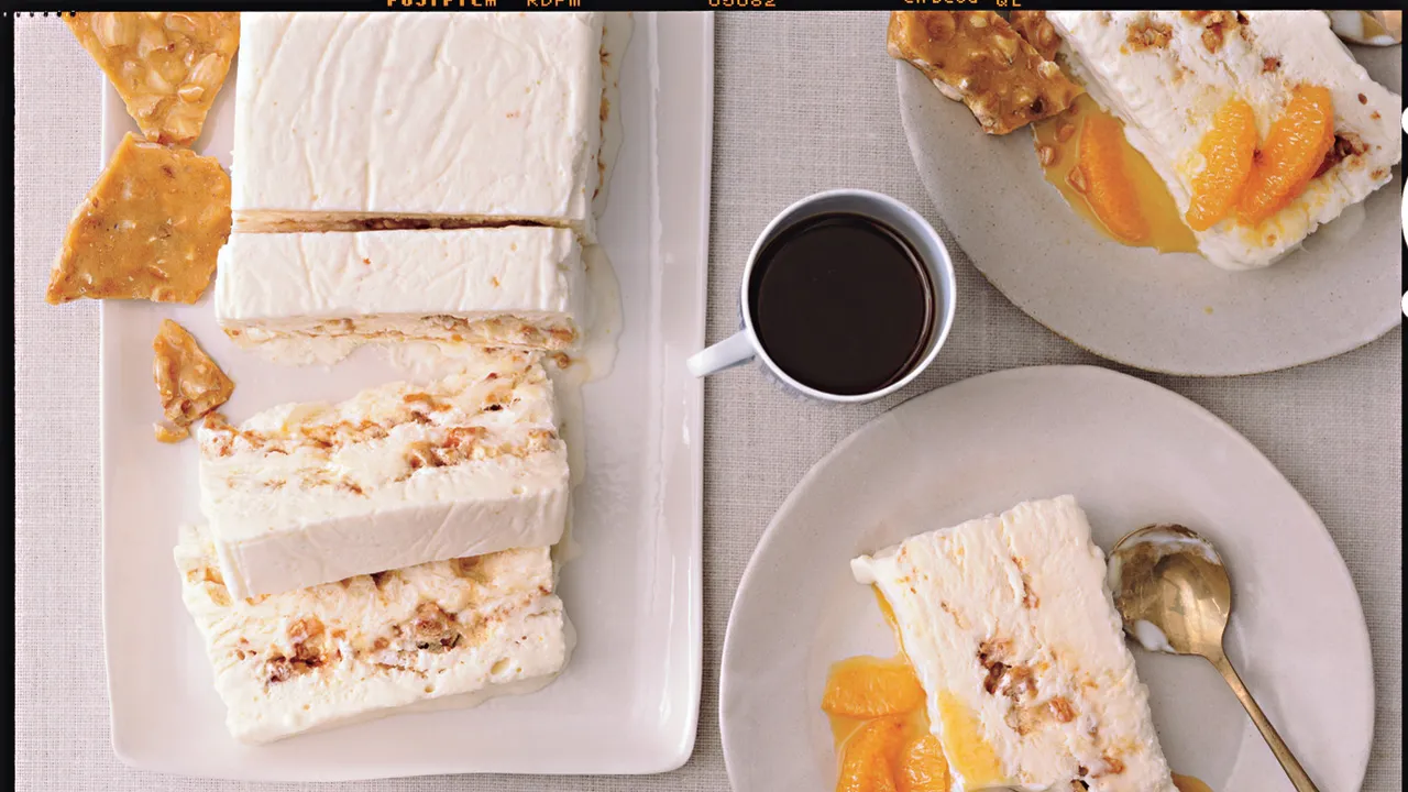 Nougat-semifreddo manteleilla ja kekseillä – helppo ja herkullinen jouluinen jälkiruoka.