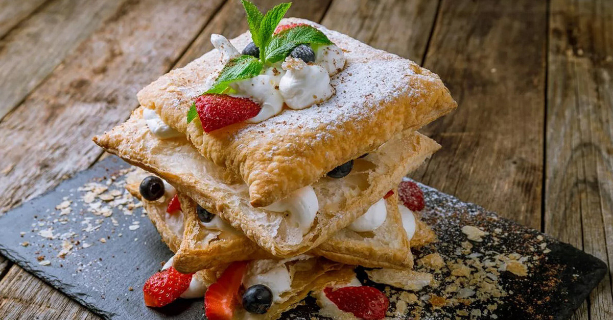 Jouludessert, jossa on haudutettua ananasta, vadelmaa ja merengiä sekä murotaikinaa