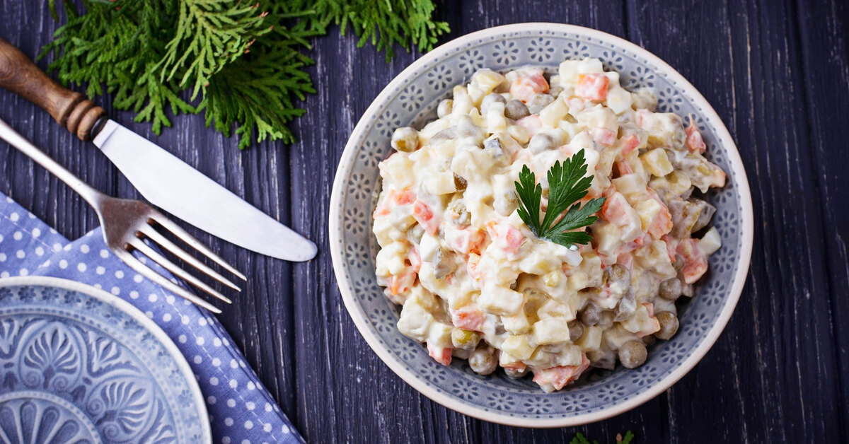 Joulu aloittelijoille: kuinka valmistaa perinteinen salaatti muutamassa minuutissa ja ilman suuria kustannuksia