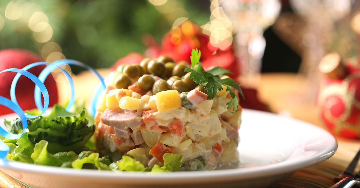 Joulu aloittelijoille: kuinka valmistaa perinteinen salaatti muutamassa minuutissa ja ilman suuria kustannuksia