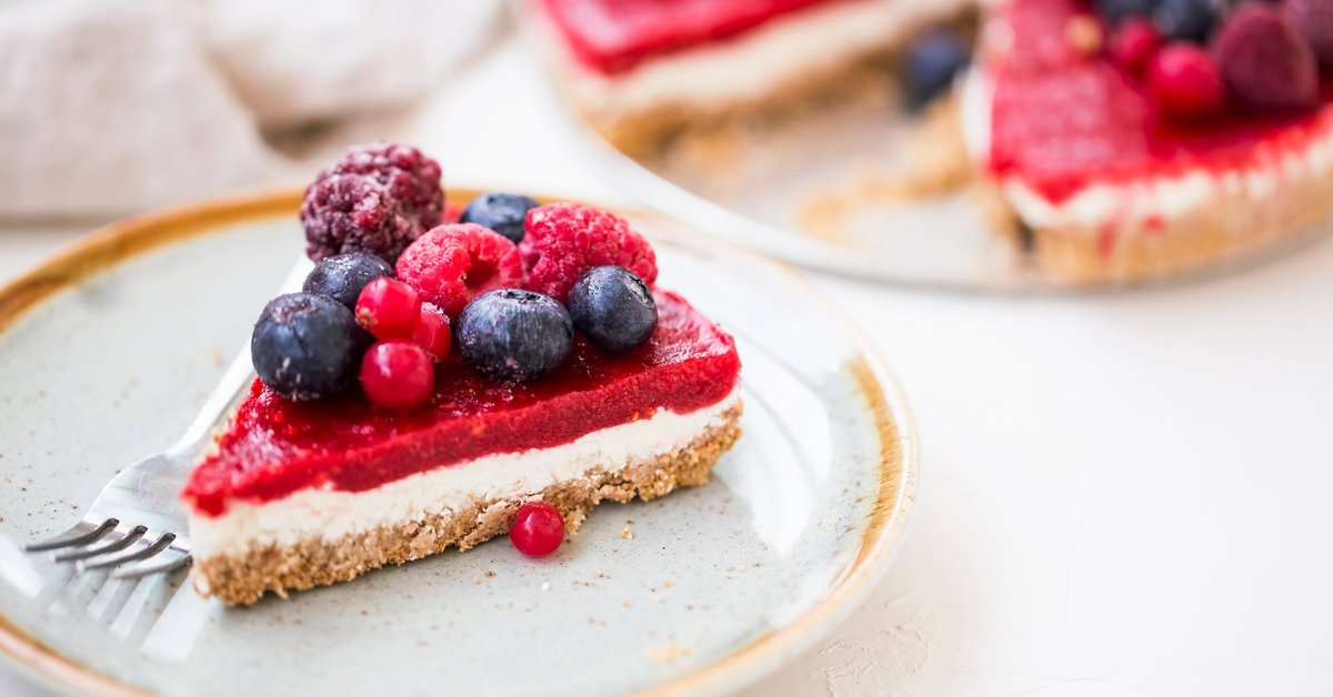 Juustokakku punaisilla marjoilla ja meskalilla: omaperäinen ja helppo suomalainen jälkiruoka juhliisi