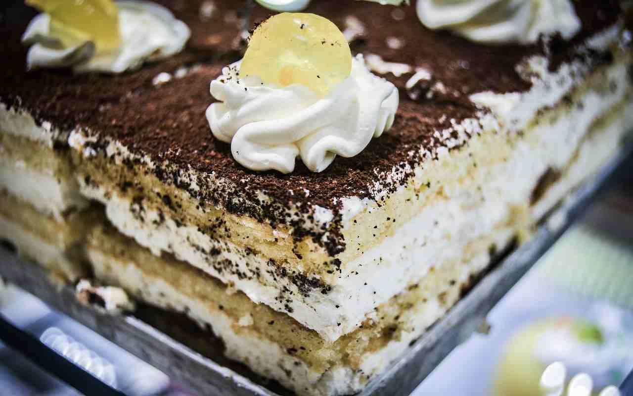 Leivoin tämän kostean makkakakun koulun joulujuhlaan. Se oli niin herkullista, että se myytiin loppuun viidessä minuutissa.