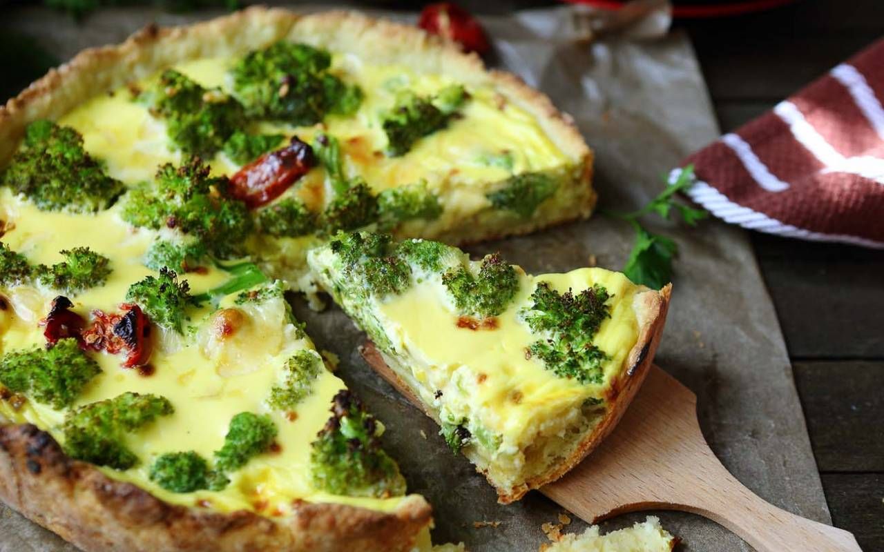 Tämä kasvistähtipiirakka voidaan valmistaa mistä tahansa jääkaapissa olevista aineksista. Se sopii erinomaisesti nopeaksi ja terveelliseksi illalliseksi.