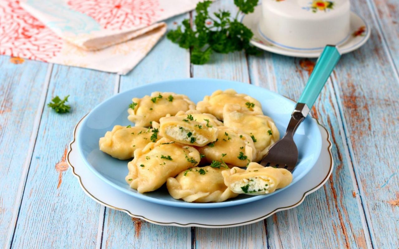 Yksinkertaiset juustokastikkeella ja hillolla täytetyt pelmeni, joiden valmistus ei ole monimutkaista