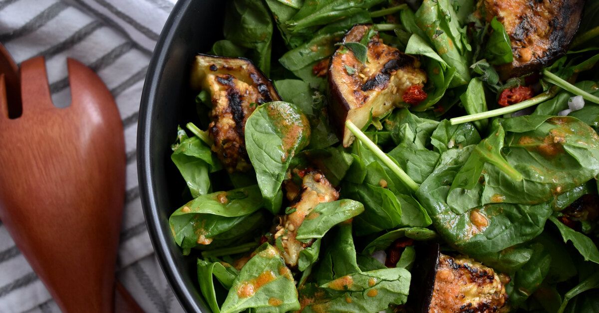 Lämmin bataattisalaatti, jossa on pinaattia, fetajuustoa ja hasselpähkinöitä