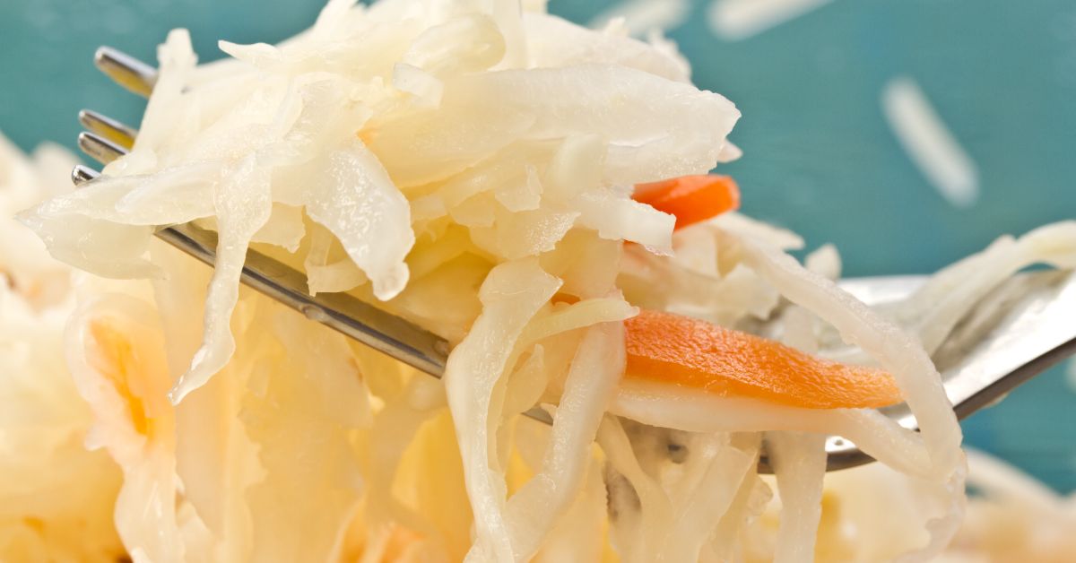 Lisää hapankaaliin yksi hapan hedelmä. Salaatti on niin maukasta, että se katoaa nopeammin kuin kotletit.