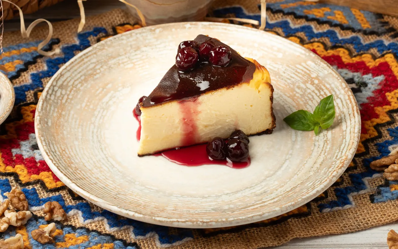 Baskilainen juustokakku on se, jossa on ”karamellisoitu” kuori ja kermainen täyte, ilman taikinaa tai keksejä. Sen valmistaminen ei vaadi monimutkaisia taitoja.