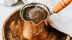 Opimme valmistamaan kahvia maukkaasti ja oikein kupissa (ilman turkkilaista kahvipannua): 4 hienovaraisuutta ja 4 virhettä – kahvi, joka virkistää 4 tunniksi