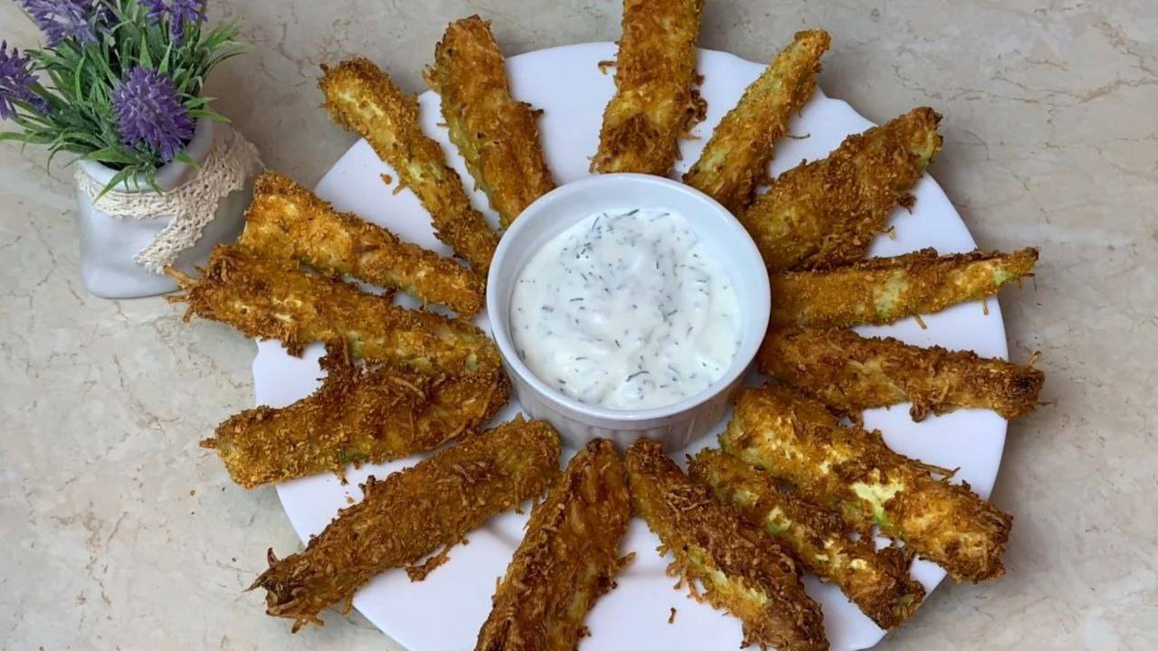 Kuinka valmistaa uunissa paistettuja kesäkurpitsatikkuja: rapeita, ilman paistamista ja jauhoja.