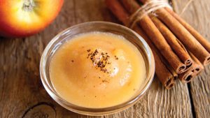 Herkullinen nopea jälkiruoka: kermavaahtoa kanelilla ja omenasoseella.