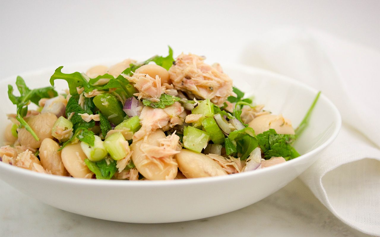 Kuinka valmistaa suomalainen salaatti yhdellä salaisella ainesosalla: tuoksuva ja raikas resepti jouluksi.