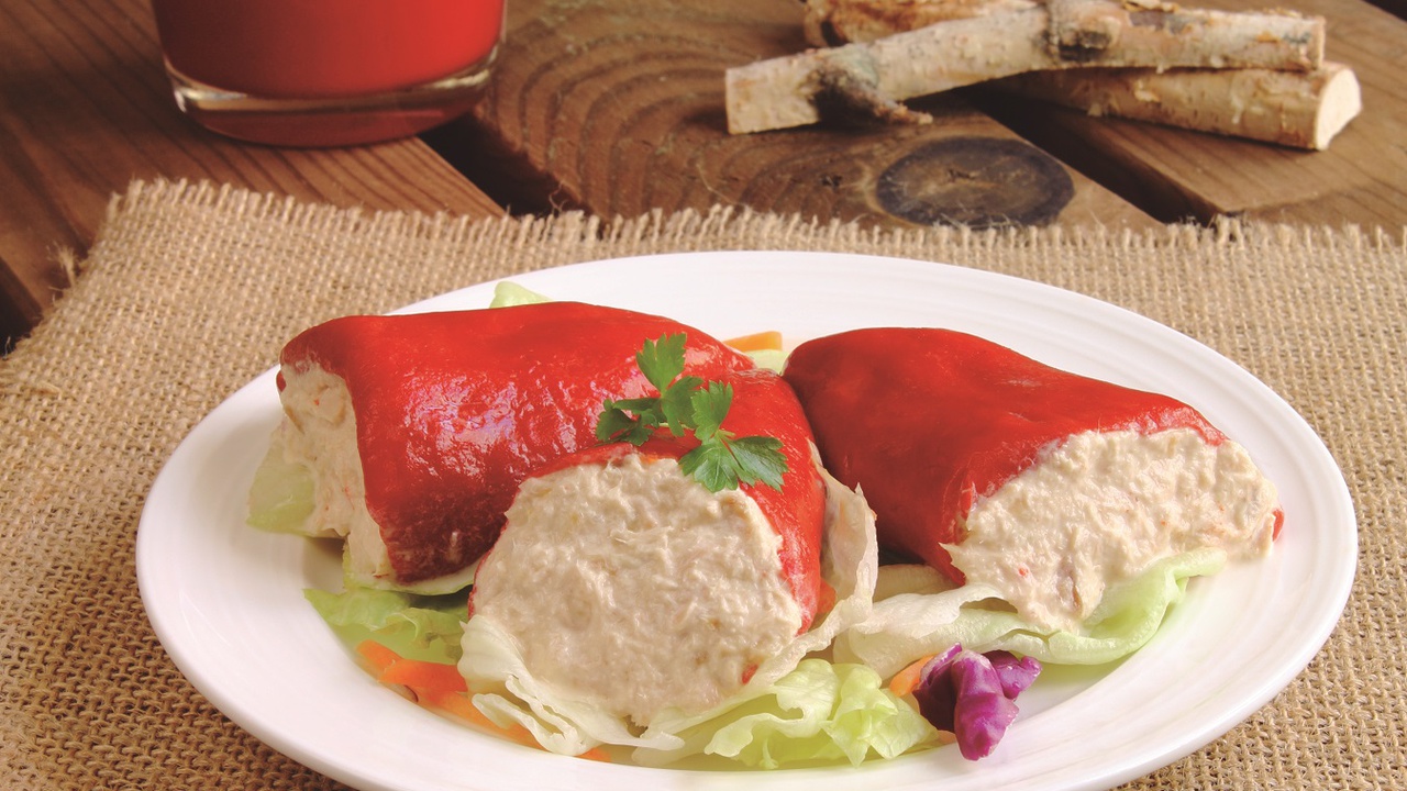 Piquillo-paprikat, täytettyinä munalla ja tonnikalalla, ovat edullinen alkupala uudenvuoden illalliselle.