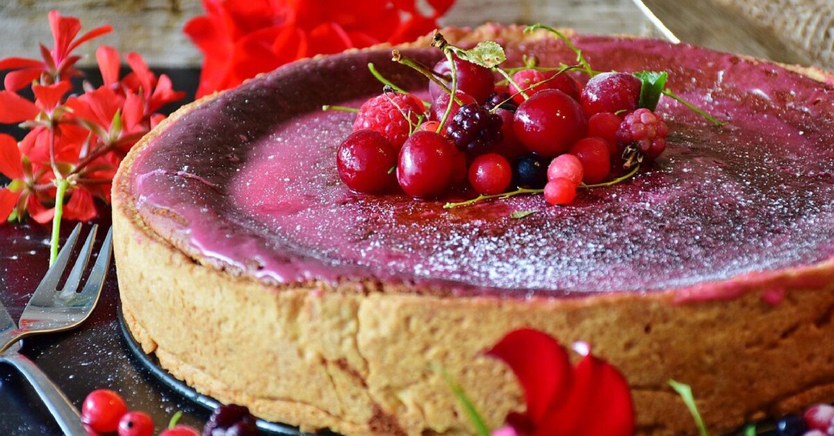 Juustokakku punaisilla marjoilla ja meskalilla: omaperäinen ja helppo suomalainen jälkiruoka juhliisi