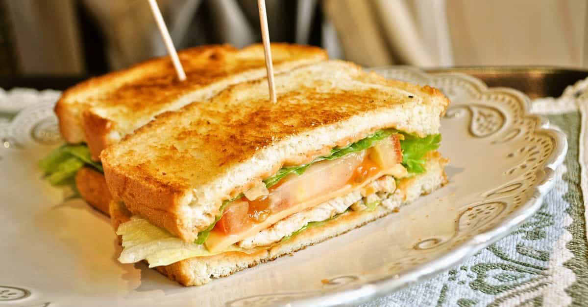 Kotitekoinen kolmikerroksinen voileipä on maailman herkullisin voileipä!