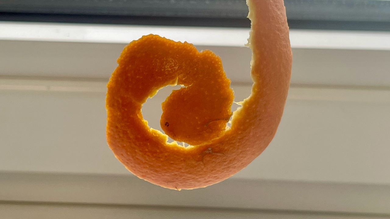 Mandariinin kuoren ja neilikan keittäminen: miksi se on suositeltavaa ja mihin se on hyödyllistä.