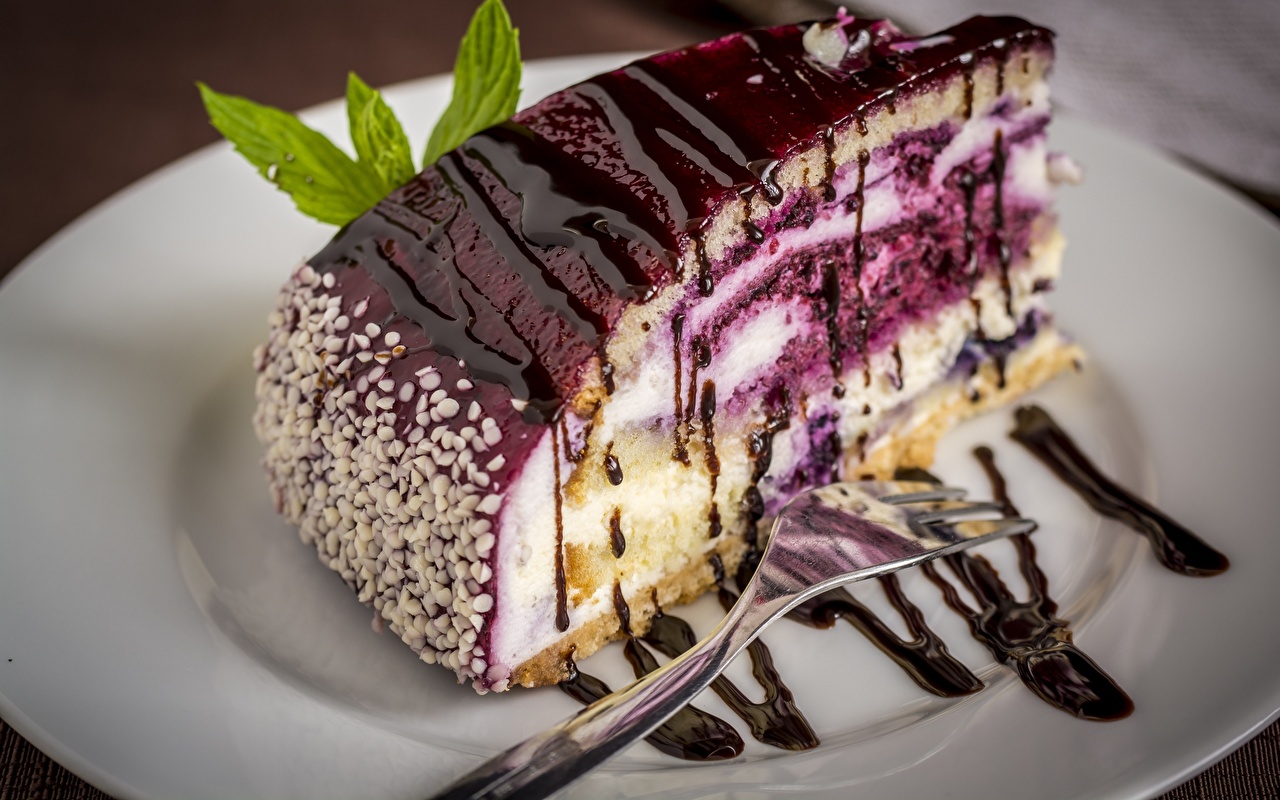 ”Päihtynyt luumu”: se sama kakku, jossa on kuivattuja luumuja, pähkinöitä ja kirsikkakuvio