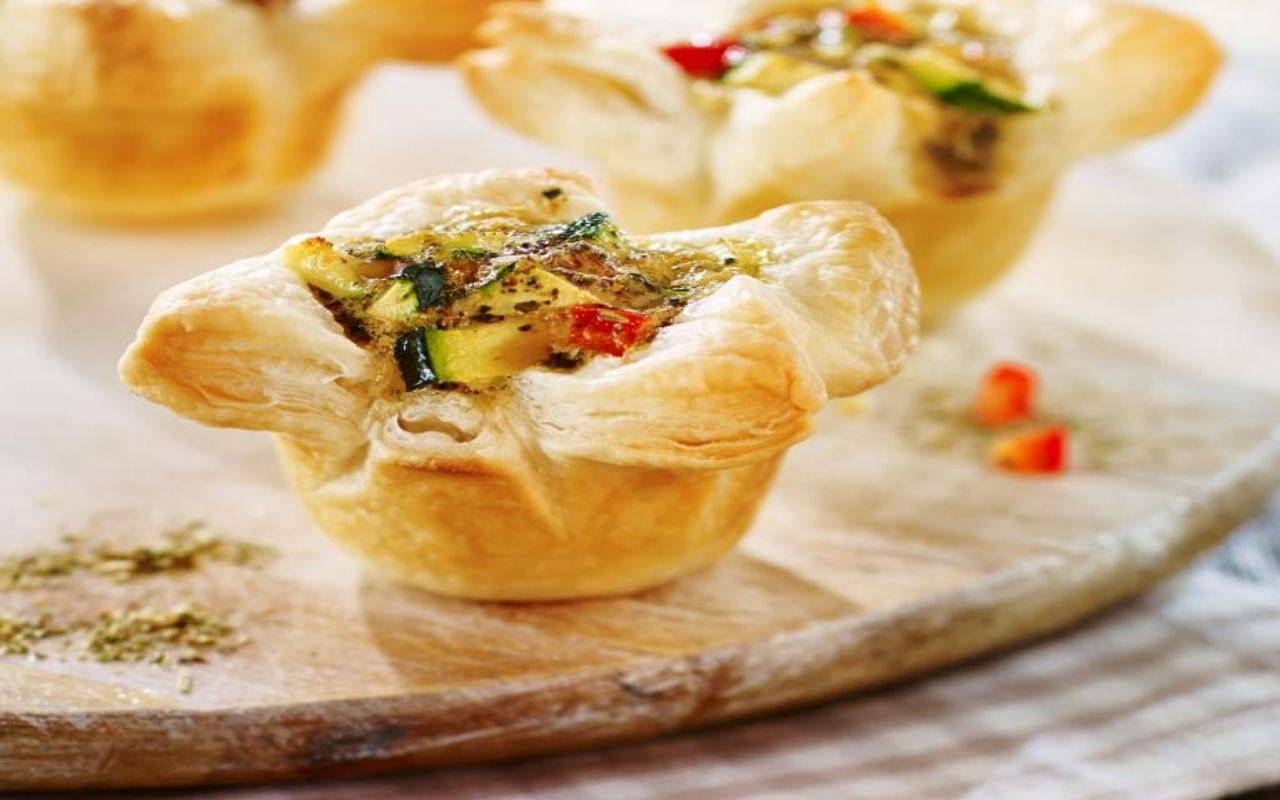 Rapeat leivonnaiset kermavaahdolla ja munaliköörillä