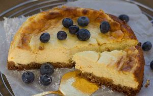 Juustokakku vai unikakku juhlapäiville? Tänä vuonna valitse vaihtoehto ”2 in 1”.