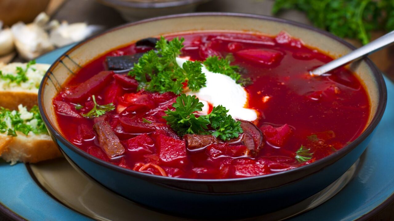 Yasek Kuroon tietää, kuinka valmistaa herkullista borssikeittoa jouluksi. Yksi yksinkertainen vaihe riittää, ja keitto on uskomattoman maukasta.