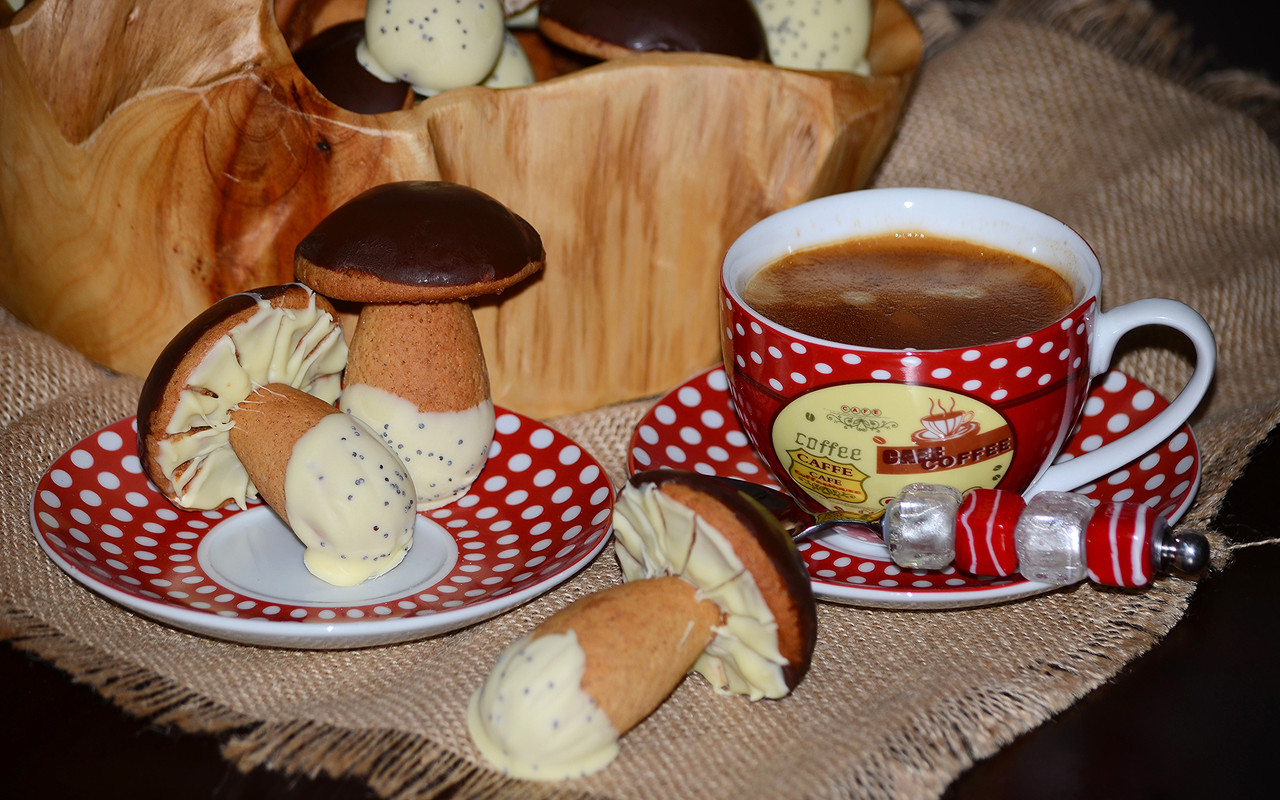 Tämän reseptin toin mukanani Marokosta. Nämä ”sieni”-keksit sulavat suussa.