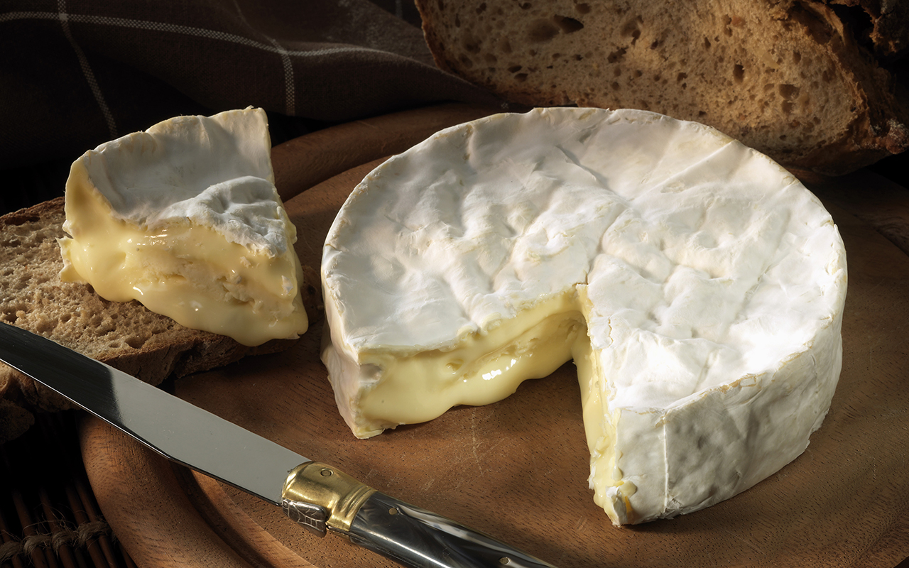 Kaadan maidon purkkiin ja laitan sen yöksi pois: aamulla perhe nauttii juustosta aamiaisella – kermaista pehmeyttä leivällä.