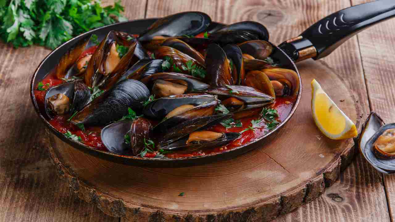 Simpukat marinara-kastikkeessa: kotitekoinen ja perinteinen resepti.