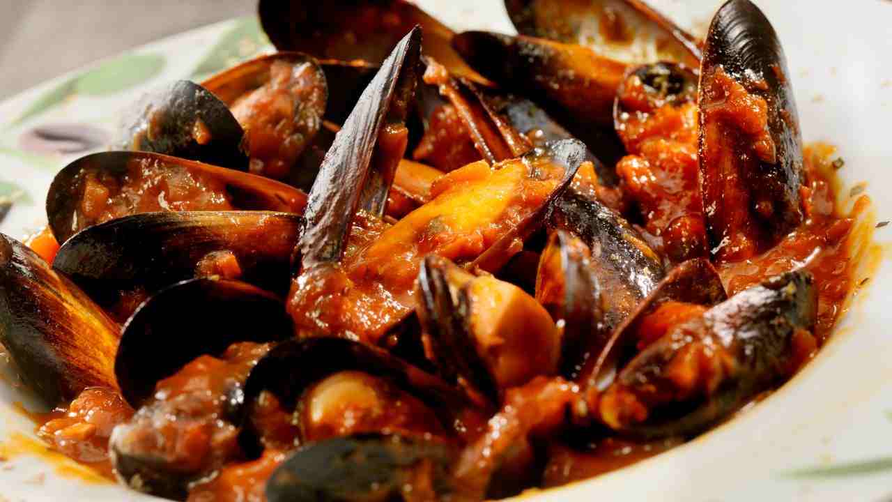 Simpukat marinara-kastikkeessa: kotitekoinen ja perinteinen resepti.