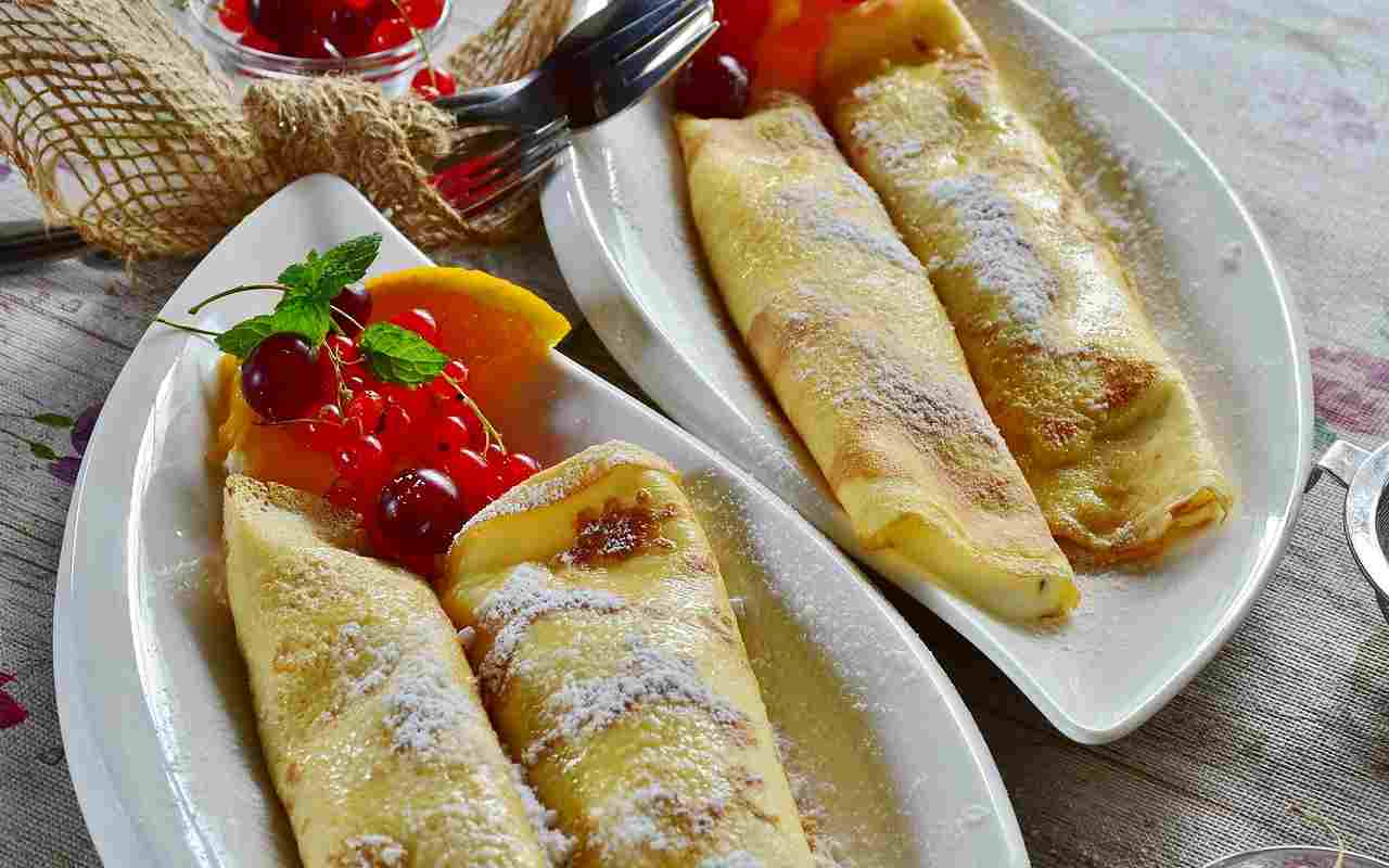 Omenapannukakkujen resepti iriskikastikkeella: täydellinen jälkiruoka kaikkina vuodenaikoina